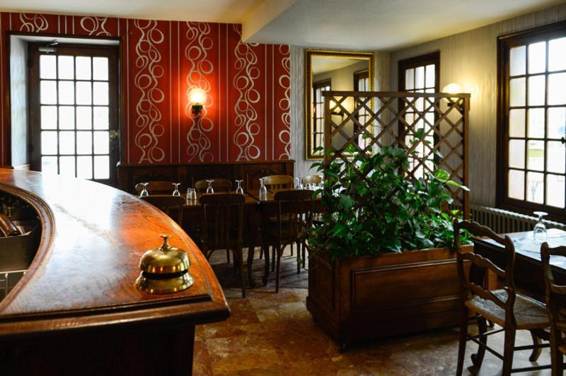 Logis Hotel Restaurant De La Poste Le Mêle-sur-Sarthe Екстериор снимка