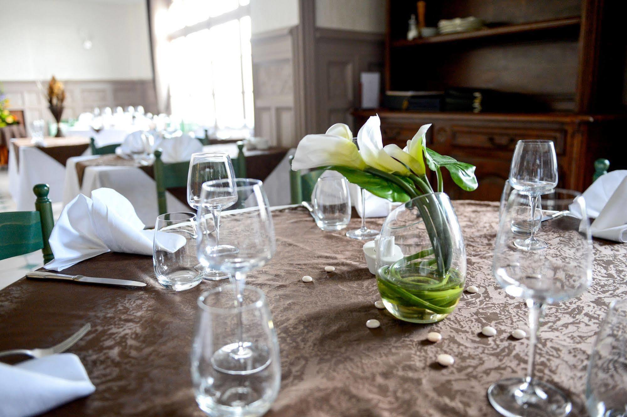 Logis Hotel Restaurant De La Poste Le Mêle-sur-Sarthe Екстериор снимка