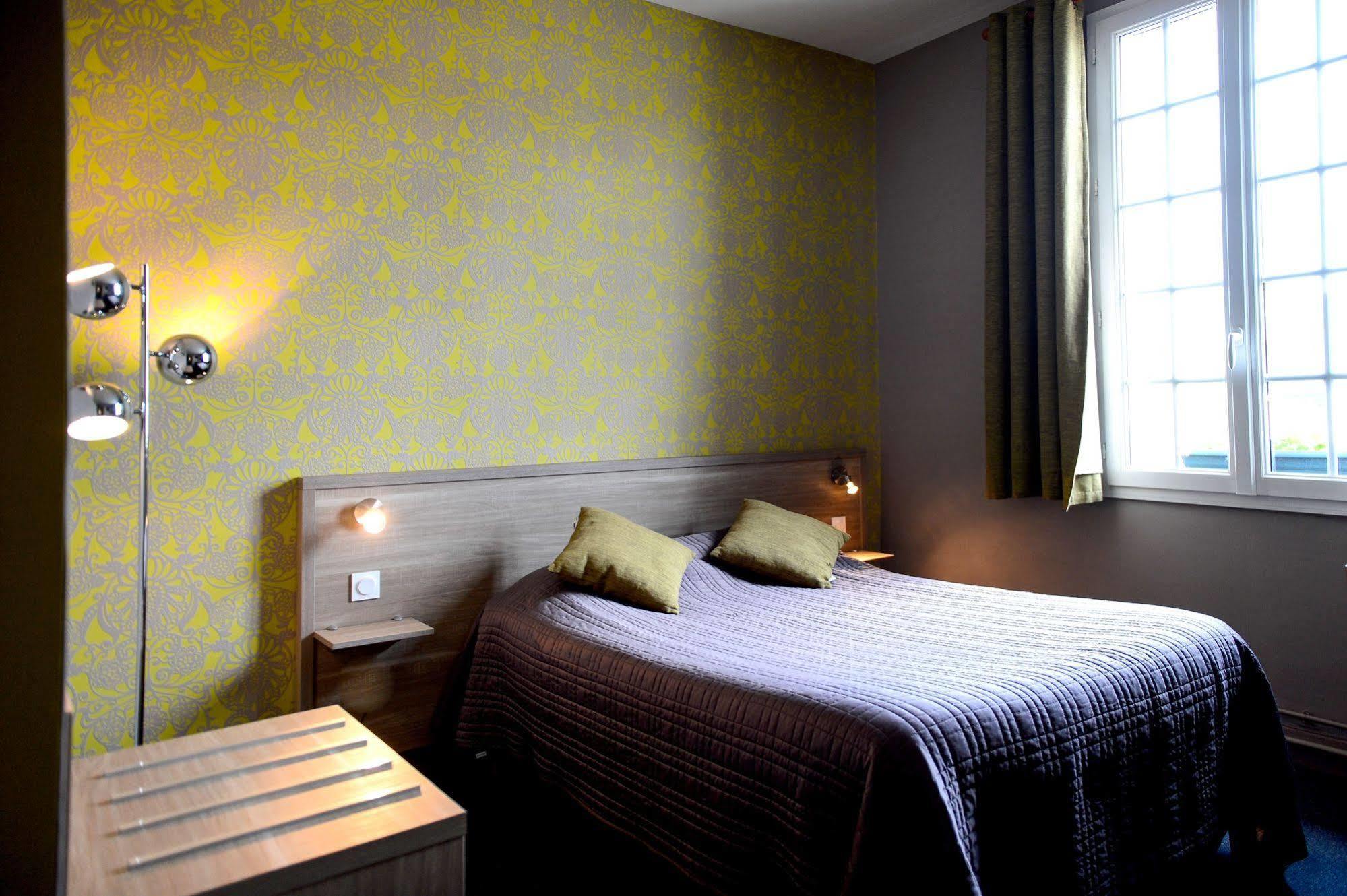 Logis Hotel Restaurant De La Poste Le Mêle-sur-Sarthe Екстериор снимка