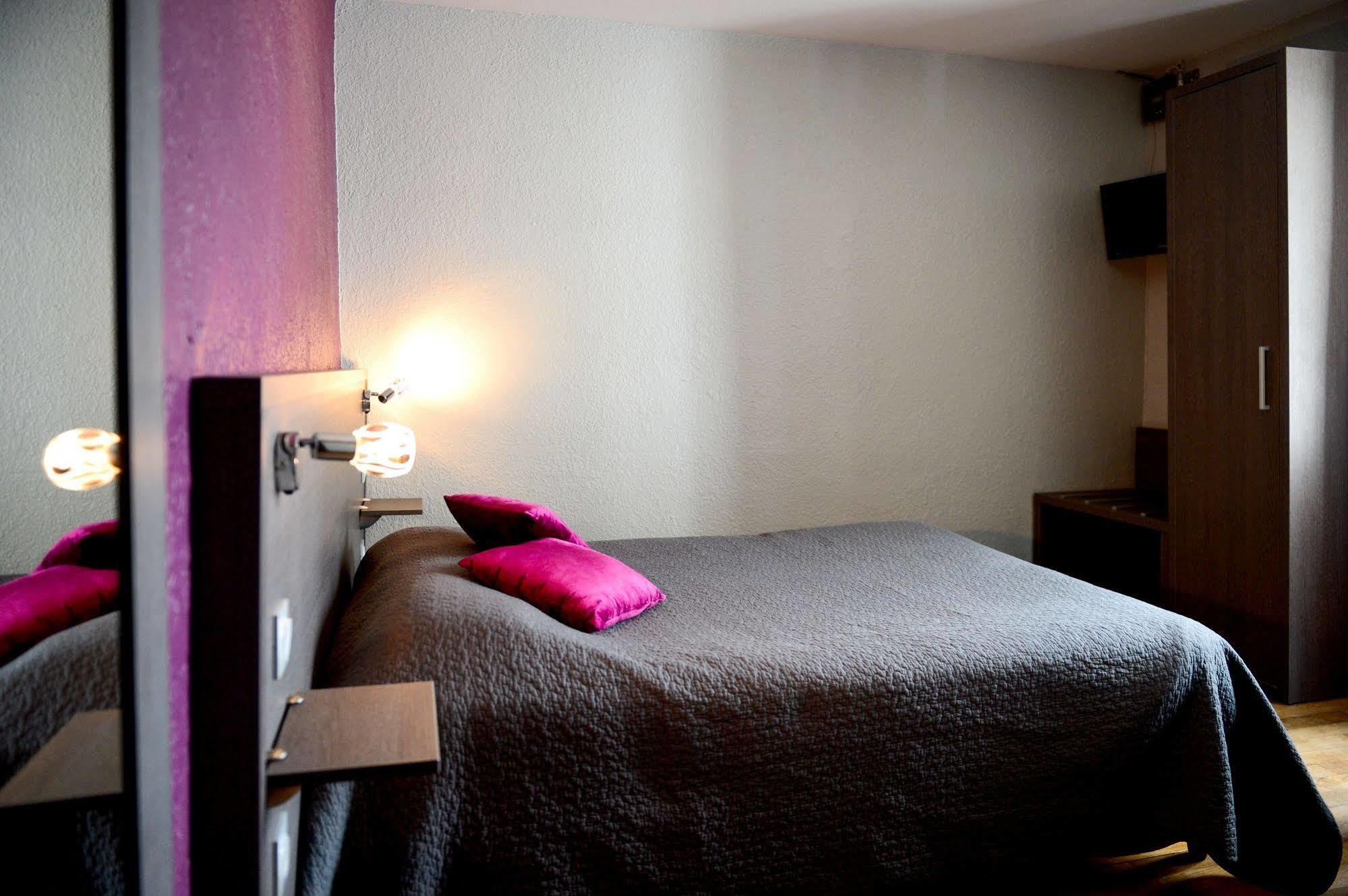 Logis Hotel Restaurant De La Poste Le Mêle-sur-Sarthe Екстериор снимка