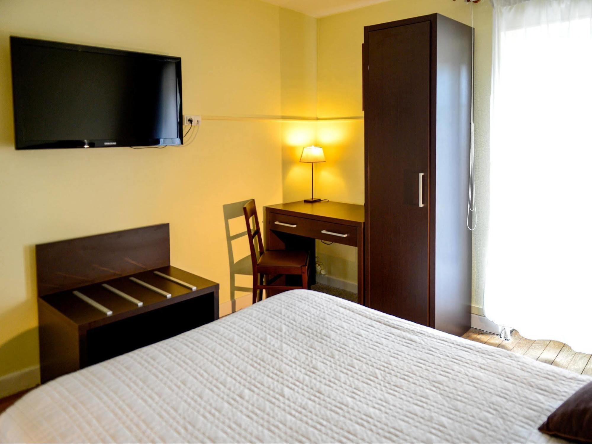 Logis Hotel Restaurant De La Poste Le Mêle-sur-Sarthe Екстериор снимка