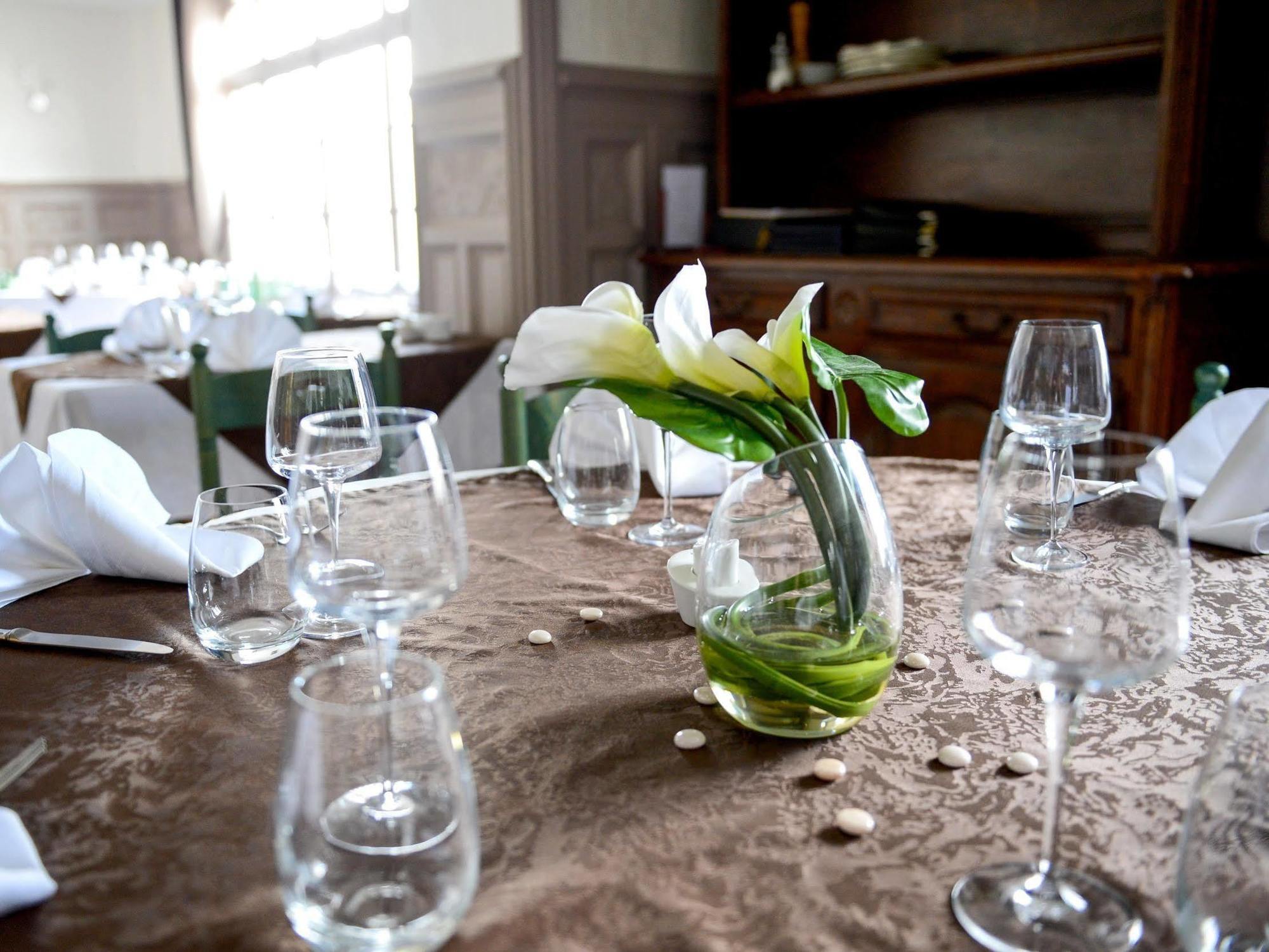 Logis Hotel Restaurant De La Poste Le Mêle-sur-Sarthe Екстериор снимка